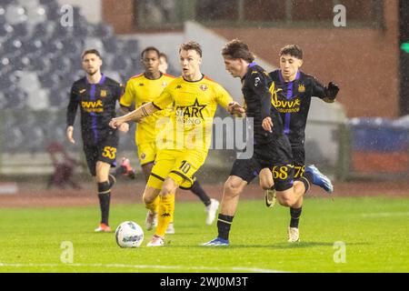 Brüssel, Belgien Februar 2024. CACHBACH Mathieu Mittelfeld von RFC Seraing in einem Duell mit Luca Monticelli (68) von RSC Anderlecht, das während eines Fußballspiels zwischen RSC Anderlecht Futures U23 und Royal Football Club Seraing am 21. Spieltag der Challenger Pro League 2023-2024 am Samstag, 10. Februar 2024 in Brüssel gezeigt wurde. Belgien . Quelle: Sportpix/Alamy Live News Stockfoto