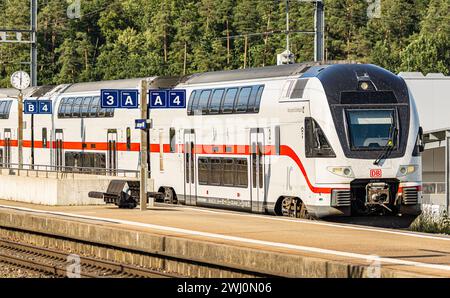 Ein Intercity 2 der Deutschen Bahn bei der Durchfahrt durch den Zürcher Bahnhof Hüntwangen-Wil. Ziel ist der Hauptbahnhof in Zürich. (Hüntwangen, Schwe Stockfoto