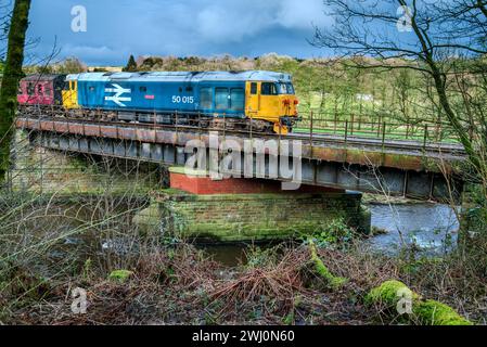 Diesel der Klasse 50 mit dem Namen Valiant überquert eine Brücke über den Fluss Irwell während des Winters Diesel Day auf der East Lancashire Railway. Stockfoto