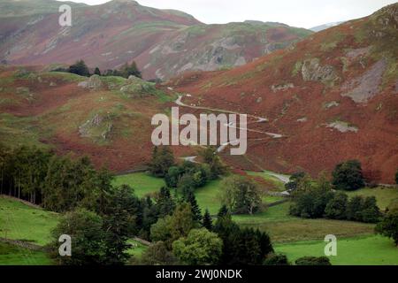 The Coombs Zig Zag Hairpin Bends on the Road to the Church Car Park in Martindale von Howtown, Lake District National Park, Cumbria, England, Großbritannien Stockfoto