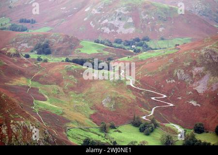 The Coombs Zig Zag Hairpin Bends on the Road to the Church Car Park in Martindale von Howtown, Lake District National Park, Cumbria, England, Großbritannien Stockfoto