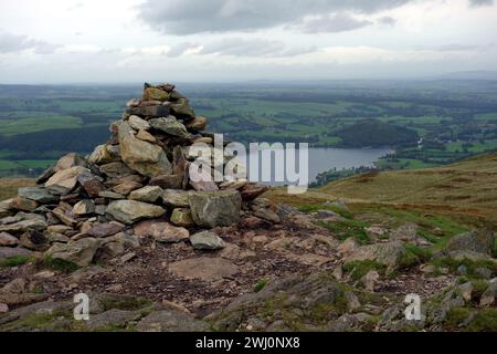 Ullswater Lake vom Pile of Stones (Cairn) auf dem Wainwright „Arthur's Pike“ im Lake District National Park, Cumbria, England, Großbritannien. Stockfoto