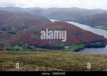 Howtown am Ullswater Lake und der Wainwright „Hallin Fell“ vom Pfad zum „Bonscale Pike“ im Lake District National Park, Cumbria, England, Großbritannien. Stockfoto
