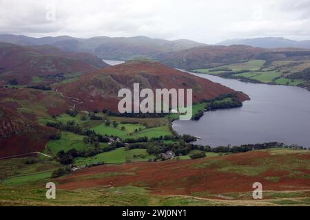 Howtown am Ullswater Lake und der Wainwright „Hallin Fell“ vom Pfad zum „Bonscale Pike“ im Lake District National Park, Cumbria, England, Großbritannien. Stockfoto