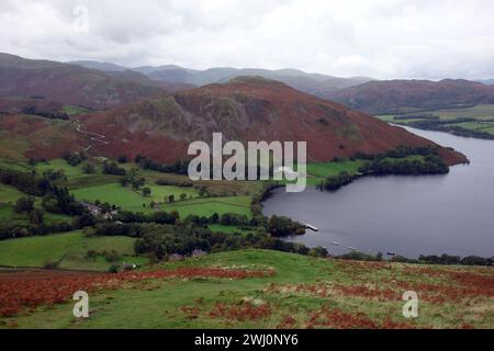 Howtown am Ullswater Lake und der Wainwright „Hallin Fell“ vom Pfad zum „Bonscale Pike“ im Lake District National Park, Cumbria, England, Großbritannien. Stockfoto