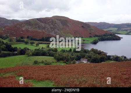 Howtown am Ullswater Lake und der Wainwright „Hallin Fell“ vom Pfad zum „Bonscale Pike“ im Lake District National Park, Cumbria, England, Großbritannien. Stockfoto