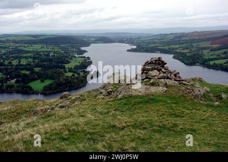 Ullswater Lake aus einem Steinhaufen (Cairn) nahe dem Gipfel des Wainwright Hallin fiel in den Lake District National Park, Cumbria, England, Großbritannien. Stockfoto