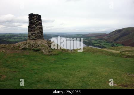 Der Ullswater Lake aus dem großen Stone Cairn in der Nähe des Gipfels des Wainwright Hallin fiel im Lake District National Park, Cumbria, England, Großbritannien. Stockfoto