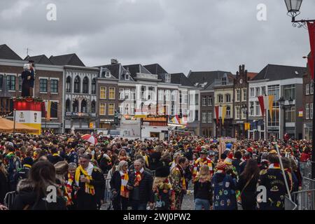 Karnevalsfreunde im Zentrum von Oeteldonk, den Namen, den die Stadt den Bosch während des Karnevals am 11. Februar 2024 trägt. Wir feiern Karneval in den Niederlanden. Die Karnevalsfeiern in den Niederlanden, insbesondere im Süden, beginnen am Sonntag offiziell und ziehen Tausende von Menschen an. Jede Stadt, jedes Dorf und jede Nachbarschaft in Brabant hat während des Karnevals einen anderen Namen, wie von einigen Gemeinden im südlichen Teil des Landes angekündigt wurde, nachdem sie ihre Kapazität, mehr Menschen zu beherbergen, bewertet hatten. Die Stadt den Bosch beispielsweise erklärte ihre volle Kapazität für jeden noch Stockfoto