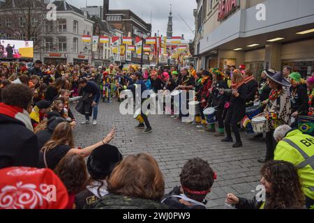 Karnevalsfreunde im Zentrum von Oeteldonk, den Namen, den die Stadt den Bosch während des Karnevals am 11. Februar 2024 trägt. Wir feiern Karneval in den Niederlanden. Die Karnevalsfeiern in den Niederlanden, insbesondere im Süden, beginnen am Sonntag offiziell und ziehen Tausende von Menschen an. Jede Stadt, jedes Dorf und jede Nachbarschaft in Brabant hat während des Karnevals einen anderen Namen, wie von einigen Gemeinden im südlichen Teil des Landes angekündigt wurde, nachdem sie ihre Kapazität, mehr Menschen zu beherbergen, bewertet hatten. Die Stadt den Bosch beispielsweise erklärte ihre volle Kapazität für jeden noch Stockfoto