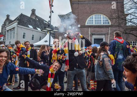 Karnevalsfreunde im Zentrum von Oeteldonk, den Namen, den die Stadt den Bosch während des Karnevals am 11. Februar 2024 trägt. Wir feiern Karneval in den Niederlanden. Die Karnevalsfeiern in den Niederlanden, insbesondere im Süden, beginnen am Sonntag offiziell und ziehen Tausende von Menschen an. Jede Stadt, jedes Dorf und jede Nachbarschaft in Brabant hat während des Karnevals einen anderen Namen, wie von einigen Gemeinden im südlichen Teil des Landes angekündigt wurde, nachdem sie ihre Kapazität, mehr Menschen zu beherbergen, bewertet hatten. Die Stadt den Bosch beispielsweise erklärte ihre volle Kapazität für jeden noch Stockfoto