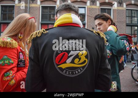 Karnevalsfreunde im Zentrum von Oeteldonk, den Namen, den die Stadt den Bosch während des Karnevals am 11. Februar 2024 trägt. Wir feiern Karneval in den Niederlanden. Die Karnevalsfeiern in den Niederlanden, insbesondere im Süden, beginnen am Sonntag offiziell und ziehen Tausende von Menschen an. Jede Stadt, jedes Dorf und jede Nachbarschaft in Brabant hat während des Karnevals einen anderen Namen, wie von einigen Gemeinden im südlichen Teil des Landes angekündigt wurde, nachdem sie ihre Kapazität, mehr Menschen zu beherbergen, bewertet hatten. Die Stadt den Bosch beispielsweise erklärte ihre volle Kapazität für jeden noch Stockfoto