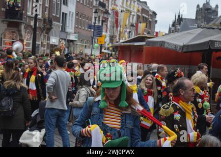 Karnevalsfreunde im Zentrum von Oeteldonk, den Namen, den die Stadt den Bosch während des Karnevals am 11. Februar 2024 trägt. Wir feiern Karneval in den Niederlanden. Die Karnevalsfeiern in den Niederlanden, insbesondere im Süden, beginnen am Sonntag offiziell und ziehen Tausende von Menschen an. Jede Stadt, jedes Dorf und jede Nachbarschaft in Brabant hat während des Karnevals einen anderen Namen, wie von einigen Gemeinden im südlichen Teil des Landes angekündigt wurde, nachdem sie ihre Kapazität, mehr Menschen zu beherbergen, bewertet hatten. Die Stadt den Bosch beispielsweise erklärte ihre volle Kapazität für jeden noch Stockfoto