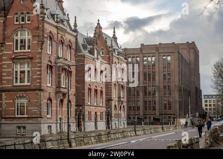 Historische klassische Architektur von Hoofdgebouw in moderner Straße im zentralen Bahnhofsbereich Stockfoto