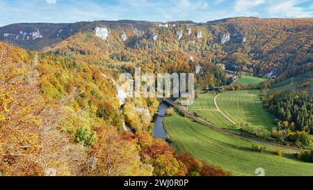 Blick vom Eichfelsen-Panorama ins Donautal und Schloss Werrenwag Stockfoto