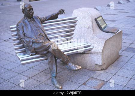 Bronzestatue des ungarischen Komponisten Imre Kalman auf einer Bank vor dem Budapester Operettentheater, Budapest Broadway, Ungarn Stockfoto