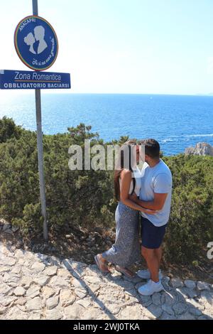 Ein Paar küsst sich in der romantischen Gegend von Anacapri, Capri Island, Italien Stockfoto