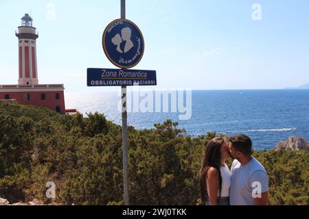 Ein Paar küsst sich in der romantischen Gegend von Anacapri, Capri Island, Italien Stockfoto