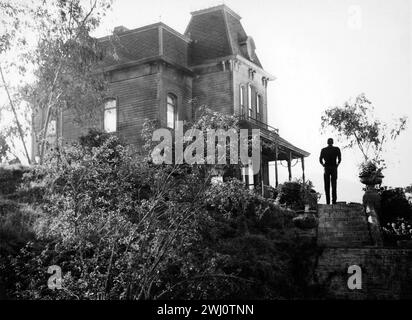 Anthony Perkins vor einem Haus in Psycho (Paramount, 1960). Hitchcock Film - Werbefoto Stockfoto