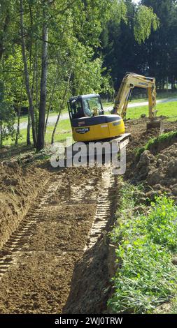 Komatsu-Bagger auf einer Baustelle Stockfoto