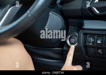 Nahaufnahme von jemandem, der versucht, das Auto durch Drücken der Starttaste anzuzünden. Stockfoto
