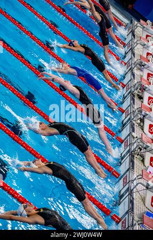 Beginn des Schwimmens 100 m. Rückschläge bei den 21. Aquatikweltmeisterschaften im Aspire Dome in Doha (Katar), 12. Februar 2024. Quelle: Insidefoto di andrea staccioli/Alamy Live News Stockfoto