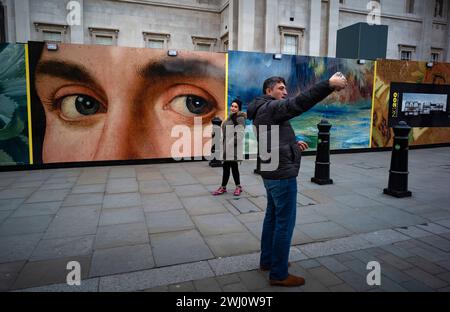 Die National Gallery am Londons Trafalgar Square feiert ihr 200-jähriges Bestehen am 10. Mai 2024. Ein Besucher in London fotografiert seinen Partner Stockfoto