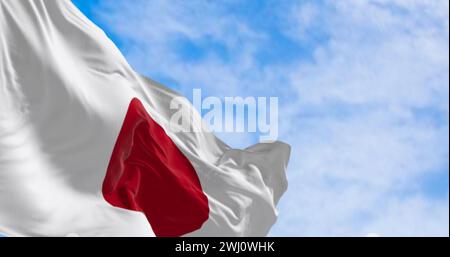 Japanische Nationalflagge winkt an einem klaren Tag im Wind Stockfoto