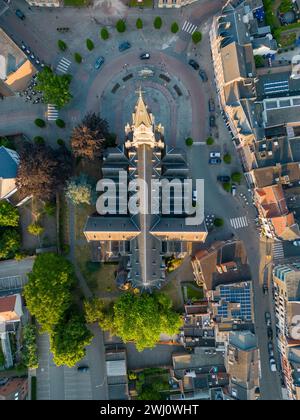 Duffel, Antwerpen, Belgien, 15. Juni 2023, Blick von oben nach unten über die Kirche Saint Martin oder Sint Martinus im Schlepptau Stockfoto