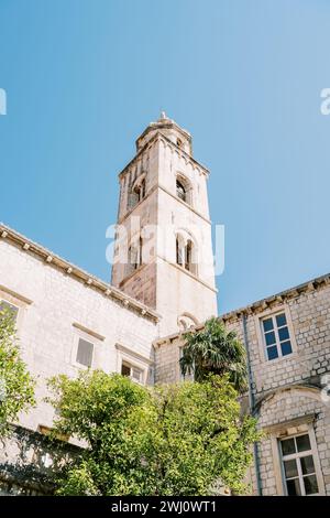 Hoher Glockenturm des Dominikanerklosters. Dubrovnik, Kroatien Stockfoto