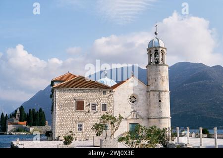 Kirche der Muttergottes der Felsen auf der Insel Gospa od Skrpjela. Montenegro Stockfoto