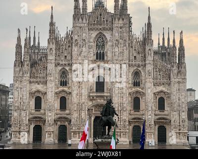 Mailand, Italien - 12. november 2023: Reiterstatue von König Victor Emmanuel auf dem Platz vor dem Mailänder Dom. Italien Stockfoto