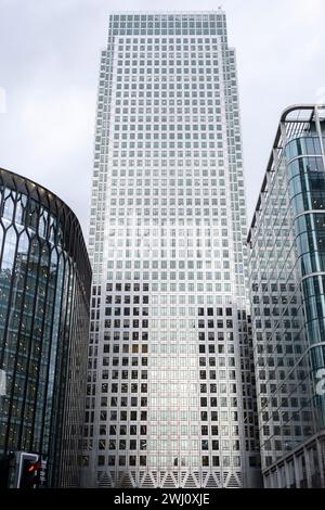 One Canada Square im Herzen des Finanzviertels Canary Wharf am 6. Februar 2024 in London, Großbritannien. Canary Wharf ist ein Gebiet in der Nähe der Isle of Dogs im London Borough of Tower Hamlets und wird von der Greater London Authority als Teil des zentralen Geschäftsviertels von London definiert. Zusammen mit der City of London ist sie eines der wichtigsten Finanzzentren im Vereinigten Königreich und der Welt und beherbergt viele Hochhäuser, darunter das dritthöchste in Großbritannien, den One Canada Square. Stockfoto