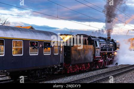 Die Dampflokomotive der Baureihe 01 fährt aus dem Bahnhof Rafz hinaus. Die Schnellzuglokomotive mit Baujahr 1937 befindet sich auf Abschiedsfahrt ins Stockfoto