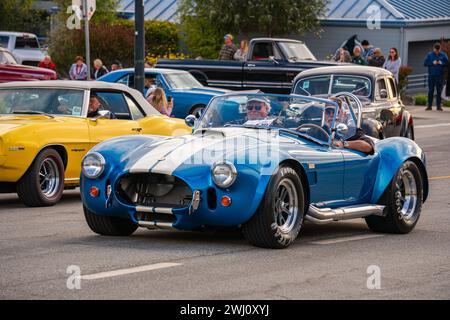 Ein blauer 1965 shelby AC Cobra 427 S, der im Mai 2023 in Morro Bay Kalifornien auf der „Cruisin“ Morro Bay Car Show“ stattfand. Jährliche Autoshow-Veranstaltung Stockfoto