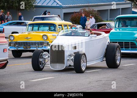 Ein weißes Ford-Deuce-Coupé aus dem Jahr 1932, im Mai 2023 in Morro Bay, Kalifornien, auf der „Cruisin“ Morro Bay Car Show. Jährliche Autoshow-Veranstaltung Stockfoto