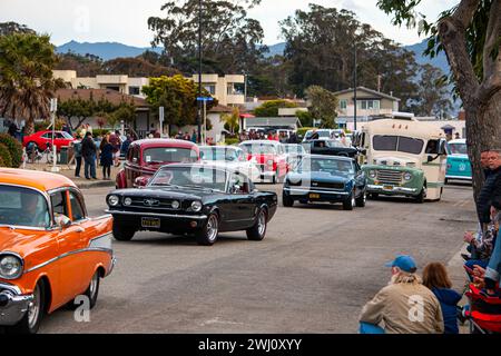 Classic and Hot Rod Car Show in Morro Bay, Kalifornien im Mai 2023, die „Cruisin“ Morro Bay Car Show“. Bunte Autos in der Schlange, die auf der Straße fahren. Stockfoto