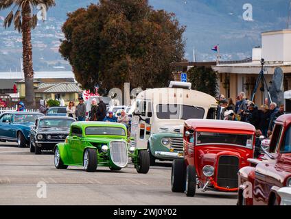 Classic and Hot Rod Car Show in Morro Bay, Kalifornien im Mai 2023, die „Cruisin“ Morro Bay Car Show“. Bunte Autos in der Schlange, die auf der Straße fahren. Stockfoto