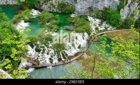 Blick auf die hölzerne Promenade im Nationalpark Plitvicer Seen Stockfoto