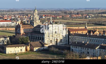 Luftaufnahme über dem Kloster Certosa di Pavia mit Rasenfeldern in Italien, Pavia Stockfoto