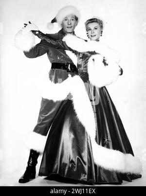 Danny Kaye und Vera-Ellen in Santa Claus Kostümen - Szene aus „White Christmas“ Paramount Pictures 1954, Werbefoto Stockfoto