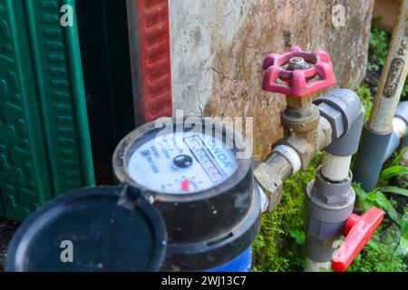 Mai 2023. Wasserzähleranlage im Besitz der Wonosobo Indonesia Regional Drinking Water Company. Stockfoto