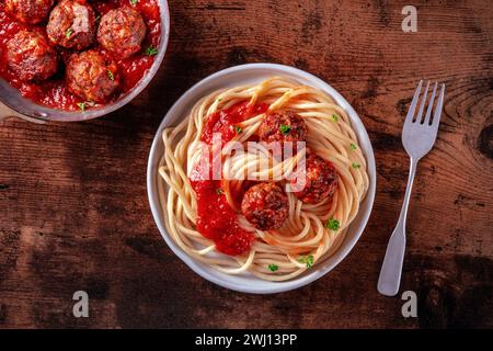 Fleischbällchen. Rindfleischbällchen, oben flach in einer Pfanne und mit Spaghetti Stockfoto