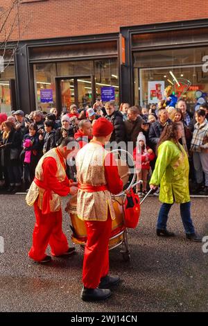 London, Vereinigtes Königreich. Februar 2024. Tausende von Menschen sahen farbenfrohe tanzende Drachen in roten und goldenen Kostümen, um das chinesische Neujahrsfest in ganz London zu feiern. Die Feierlichkeiten umfassten eine traditionelle Parade mit Drachen, wirbelnden Tänzern, handgefertigten Wagen, Street-Food-Ständen, chinesischem Kunsthandwerk, Musik und einem dramatischen elektrischen Feuerwerkskörper, während das Chinatown der Stadt einen Tag voller familienfreundlicher Aktivitäten veranstaltete. Stockfoto