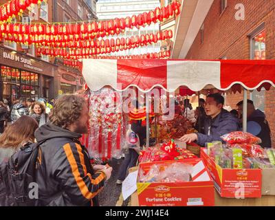 London, Vereinigtes Königreich. Februar 2024. Tausende von Menschen sahen farbenfrohe tanzende Drachen in roten und goldenen Kostümen, um das chinesische Neujahrsfest in ganz London zu feiern. Die Feierlichkeiten umfassten eine traditionelle Parade mit Drachen, wirbelnden Tänzern, handgefertigten Wagen, Street-Food-Ständen, chinesischem Kunsthandwerk, Musik und einem dramatischen elektrischen Feuerwerkskörper, während das Chinatown der Stadt einen Tag voller familienfreundlicher Aktivitäten veranstaltete. Stockfoto