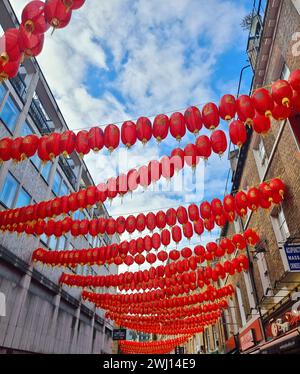 London, Vereinigtes Königreich. Februar 2024. Tausende von Menschen sahen farbenfrohe tanzende Drachen in roten und goldenen Kostümen, um das chinesische Neujahrsfest in ganz London zu feiern. Die Feierlichkeiten umfassten eine traditionelle Parade mit Drachen, wirbelnden Tänzern, handgefertigten Wagen, Street-Food-Ständen, chinesischem Kunsthandwerk, Musik und einem dramatischen elektrischen Feuerwerkskörper, während das Chinatown der Stadt einen Tag voller familienfreundlicher Aktivitäten veranstaltete. Stockfoto