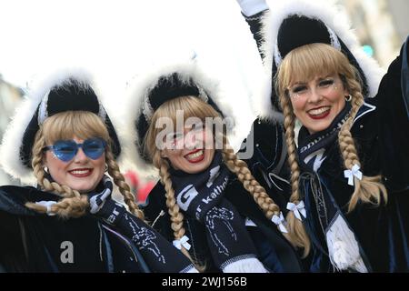 Düsseldorf, Deutschland. Februar 2024. Funkenmariechen der katholischen Jugend feiern. Der Straßenkarneval erreicht seinen Höhepunkt am Rosenmontag. Quelle: Federico Gambarini/dpa/Alamy Live News Stockfoto