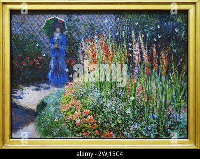 Rundes Blumenbeet-Meisterwerk, impressionistisches Ölgemälde von (1876) von Claude Monet (1840-1926) in einem dekorativen goldenen Holzrahmen Stockfoto