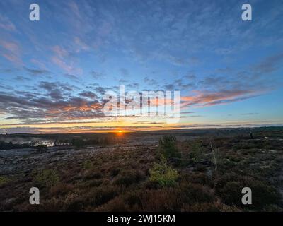 Frensham Little Pond, Farnham, Surrey. Februar 2024. Ein schöner Start in den Tag für die Home Counties. Sonnenaufgang über Frensham Little Pond in der Nähe von Farnham in Surrey. Quelle: james jagger/Alamy Live News Stockfoto