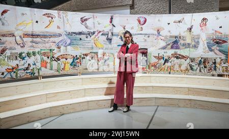 Barbican Art Gallery, London, Großbritannien. Februar 2024. Die Künstlerin Mercedes Azpilicueta mit ihrem Werk Lady's Dreams or Stop Right There Gentlemen!, 2019. Unravel: The Power and Politics of Textiles in Art umfasst intime handgefertigte Stücke bis hin zu großformatigen skulpturalen Installationen. Unravel: The Power and Politics of Textiles in Art vereint über 100 Kunstwerke von 50 internationalen Praktizierenden, die Textilien, Fasern und Faden verwenden, um Ideen über Macht, Widerstand und Überleben zu vermitteln. Sie läuft bis 26. Mai 2024. Quelle: Imageplotter/Alamy Live News Stockfoto